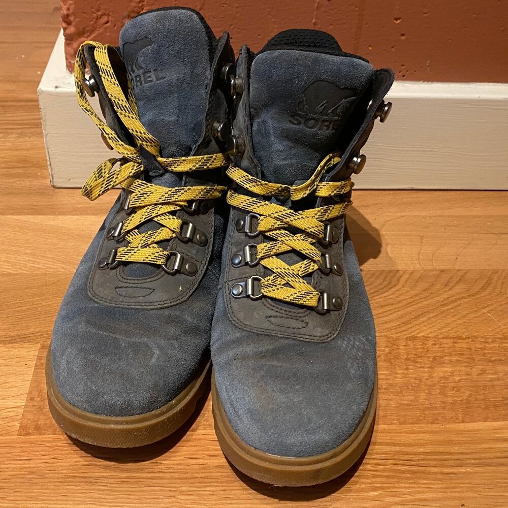 sorel lace up boot sz6
